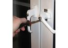 Установка ручек с детским замком на окна в Сочи