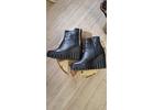 Продам женские ботинки